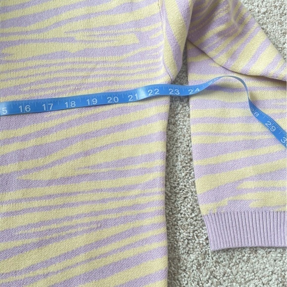 WAYF Cozy Sweater in Neutral purple zebra Animal Print Size Large - Picture 8 of 9